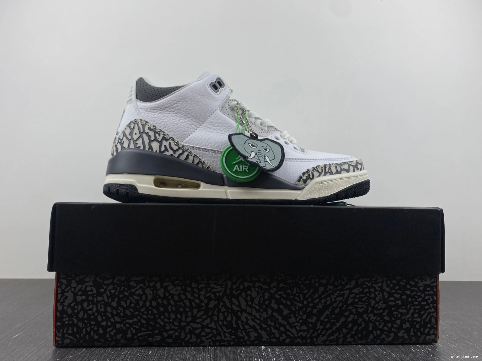 3 DX6665-100 N' Hide Sneak Jordan (GS) - Retro 0106